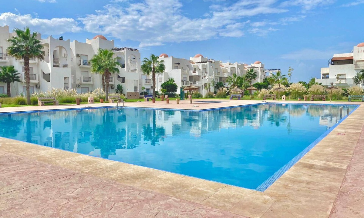 Marina Apartment | 2 Bed Flat - Sleeps 5 - Pets - Pool - Parking