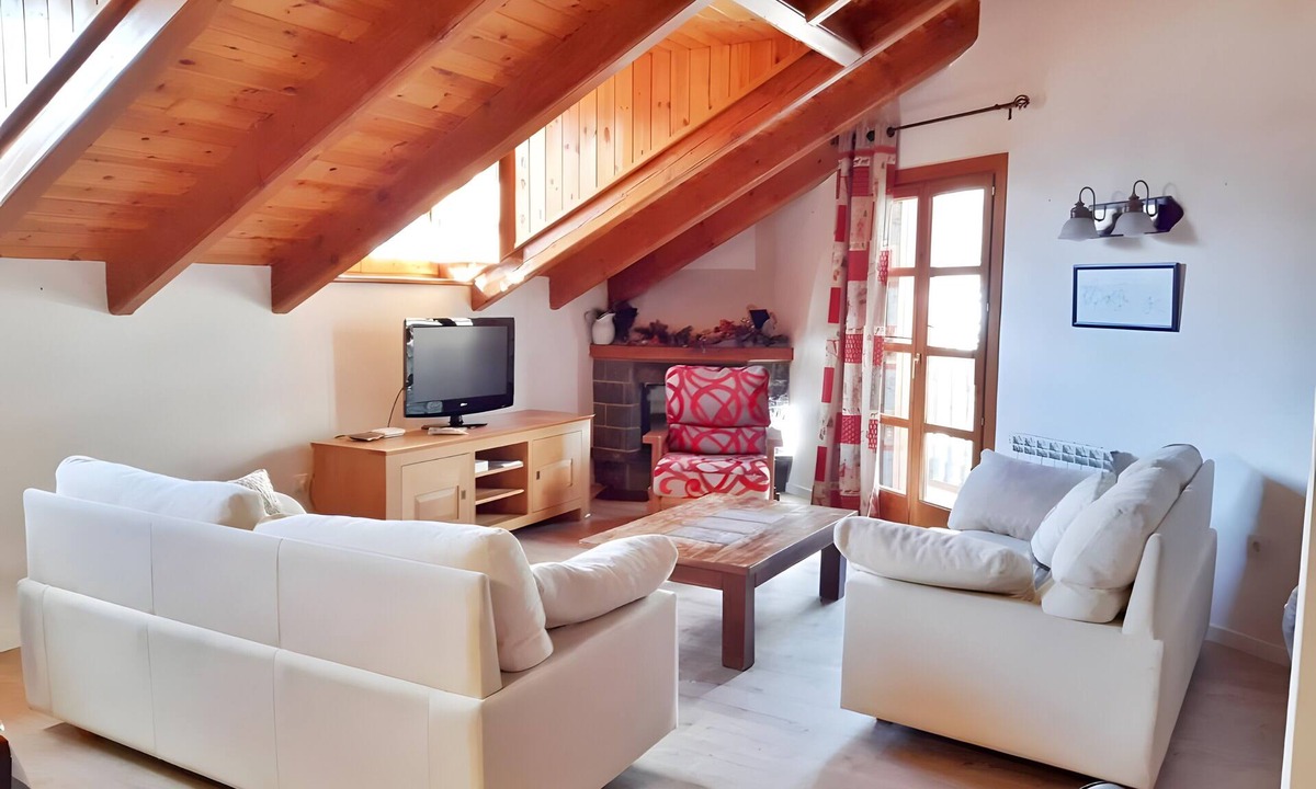 Benasque Apartment | Apartment 'Benasque Vistas Sarrio' with Mountain View, Balcony and Wi-Fi