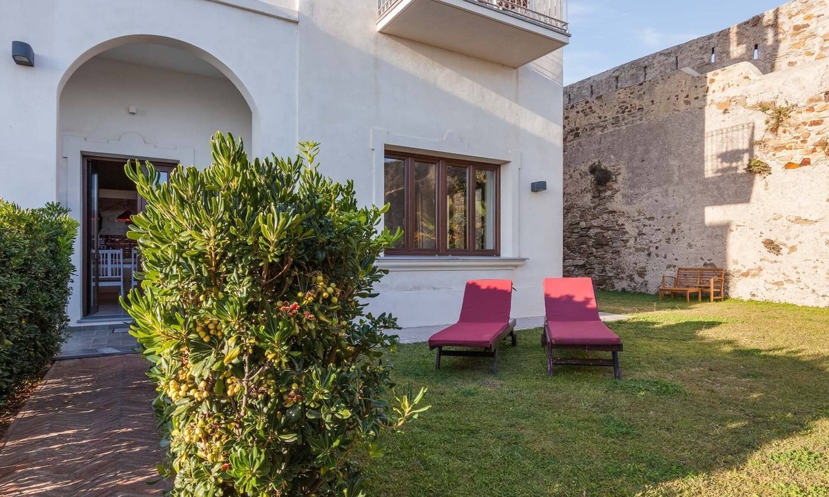 Tarifa Apartment | Apartment porch and garden
