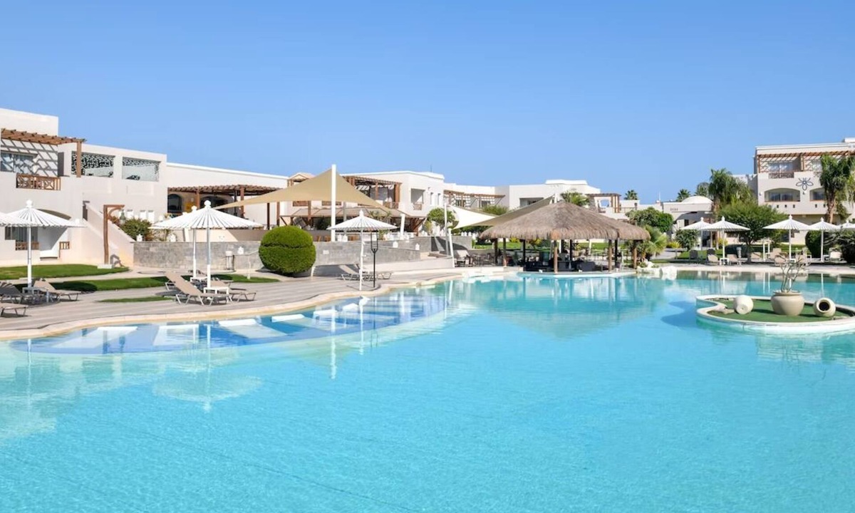 Al Mamsha El Seyahi Hotel | Balcony Room for Beach & Aqua Park Family Memories - with Swimming Pool