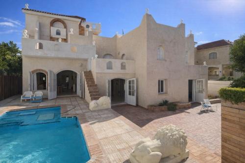 Al-'Amriyah Villa | Beach Family Villa - Private Pool - Sea view - Up to 14 guests- only 40 Meters to the Beach!