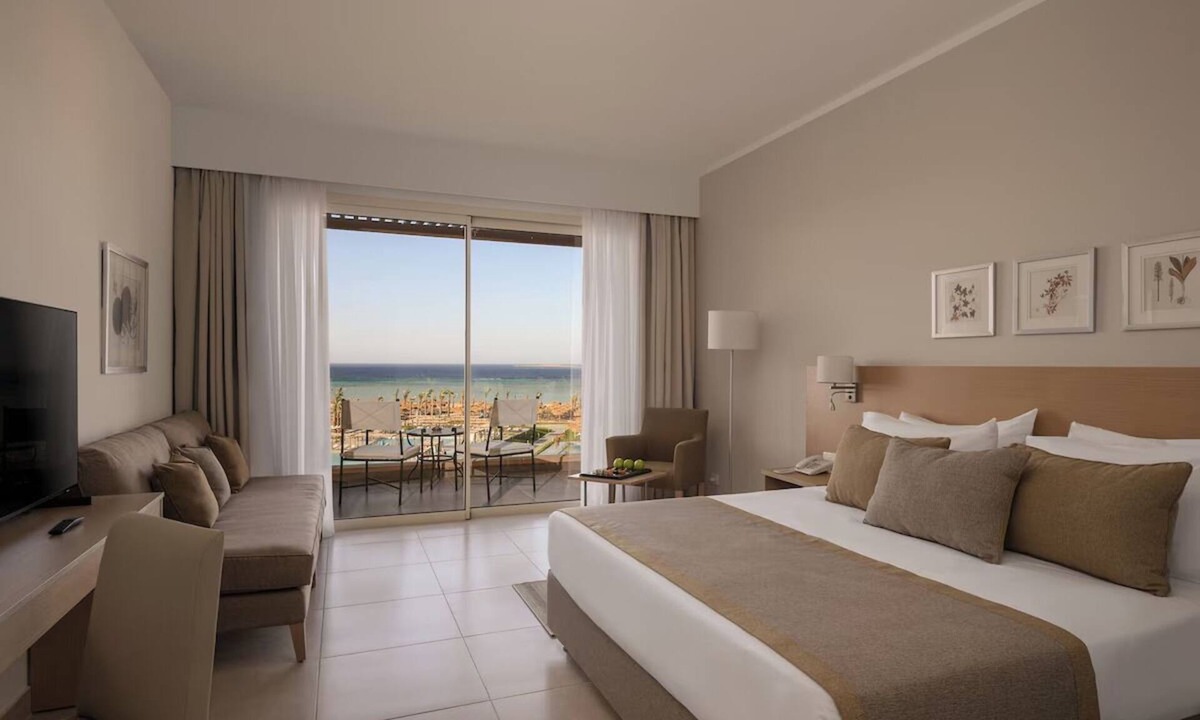 Hurghada Resort | Beachfront Haven: 4 Pool-view Rooms, Kids’ Club, Aquapark, Games & Red Sea Views