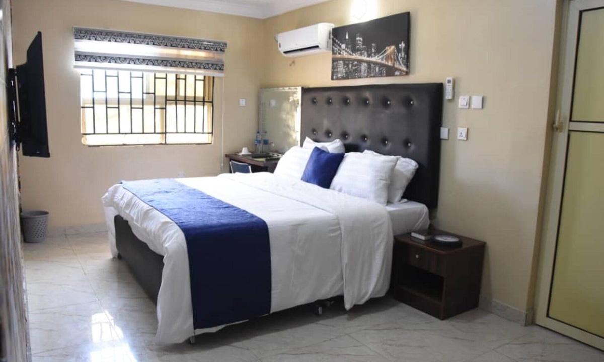 Epetu House | Beautiful 1 Bed, Living Room in a Hotel Penthouse
