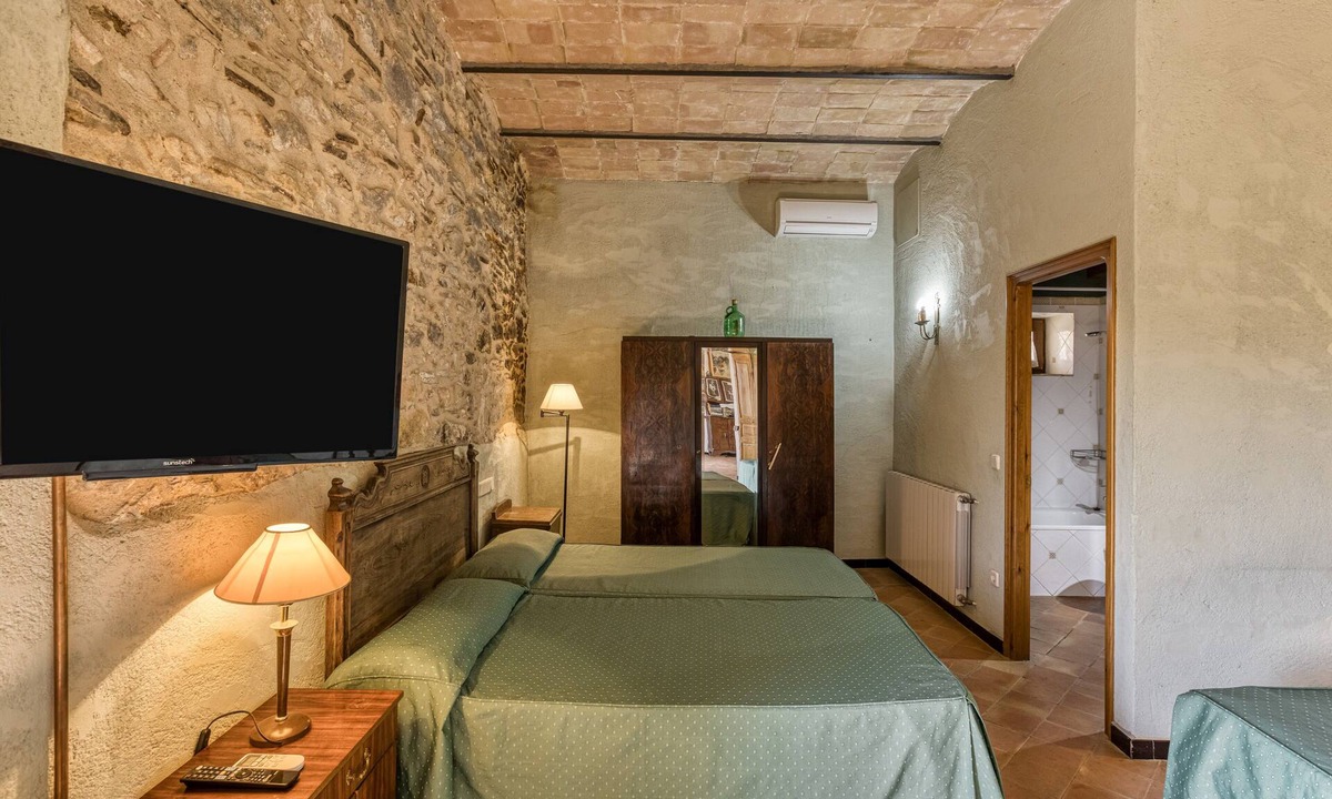 Serra de Daro Apartment | Bed and Breakfast 'Ullastret' with Shared Pool, Wi-Fi and Air Conditioning