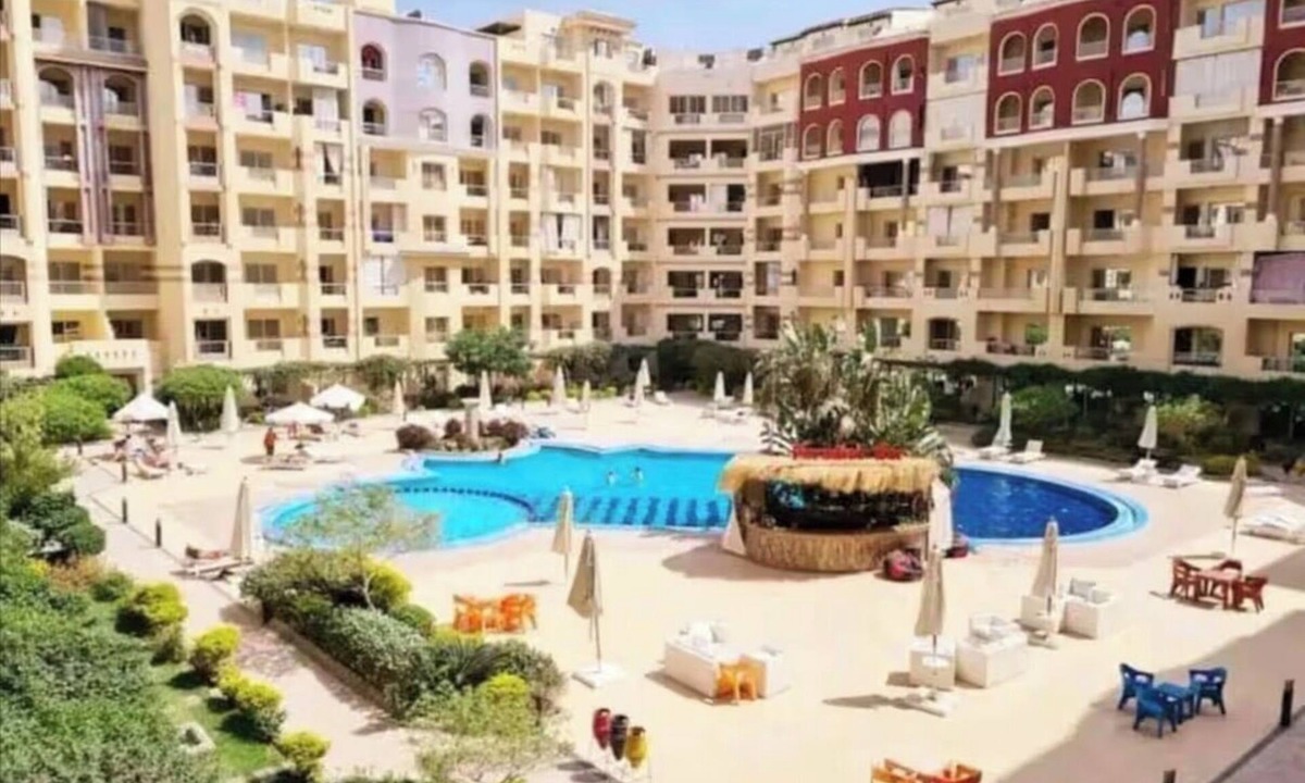 Corniche Road-Dahar Ski Chalet | Charming 1-Bedroom with Balcony, 3 Pools, and AC in a Resort Compound, Hurghada