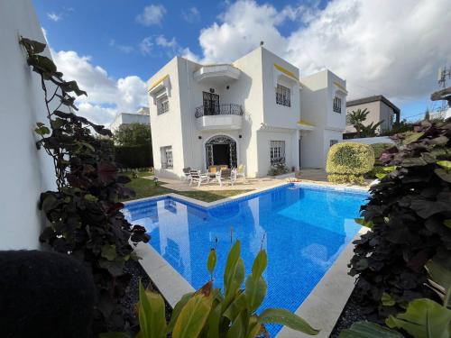 La Soukra Villa | Charming 600sqm villa with a large garden pool