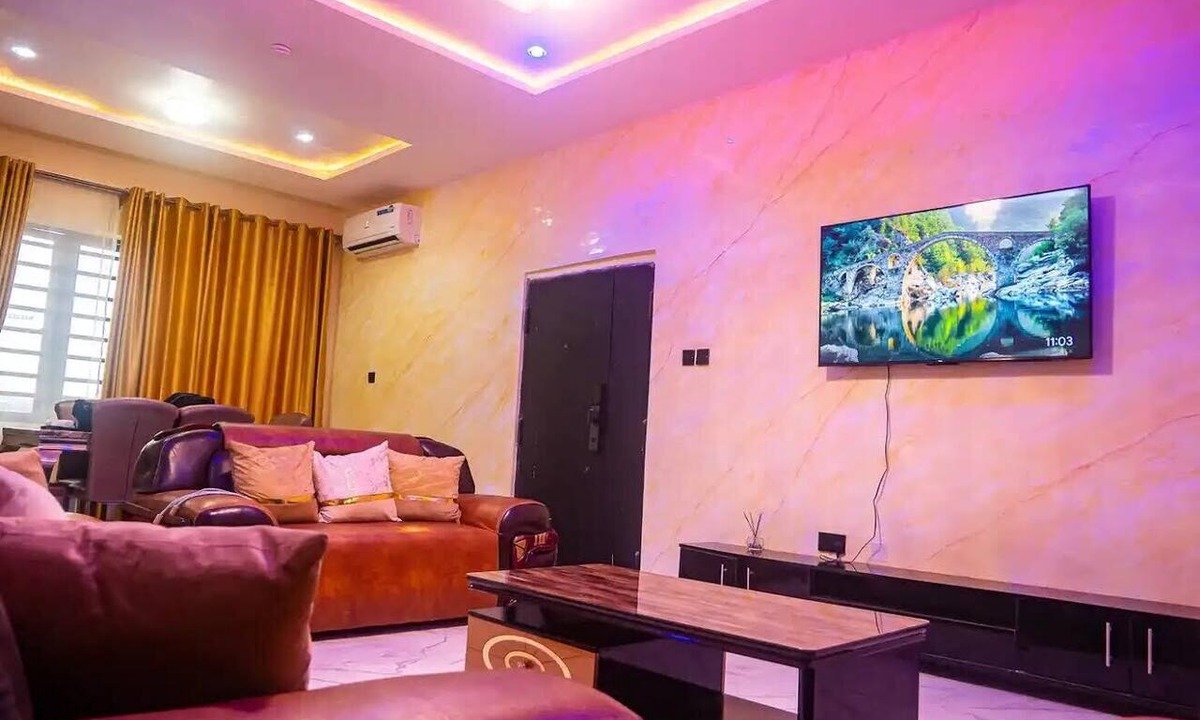 Ikeja Apartment | City-Chic Ikeja 2BR Escape: 24/7 Power, Fast WiFi, Airport, Shops & Eats - Lagos