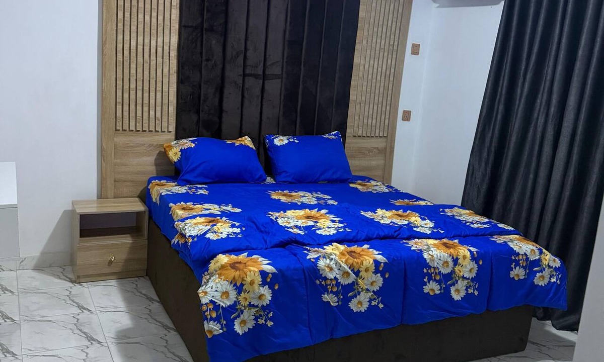 Ibadan House | Cozy 2-bedroom building in serene Ibadan with AC and fitness room
