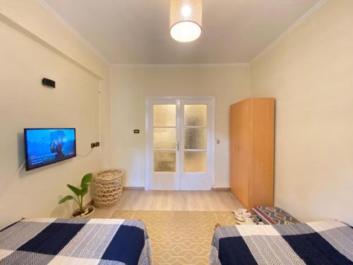 Qasr an-Nil Apartment | Cozy stay in downtown!