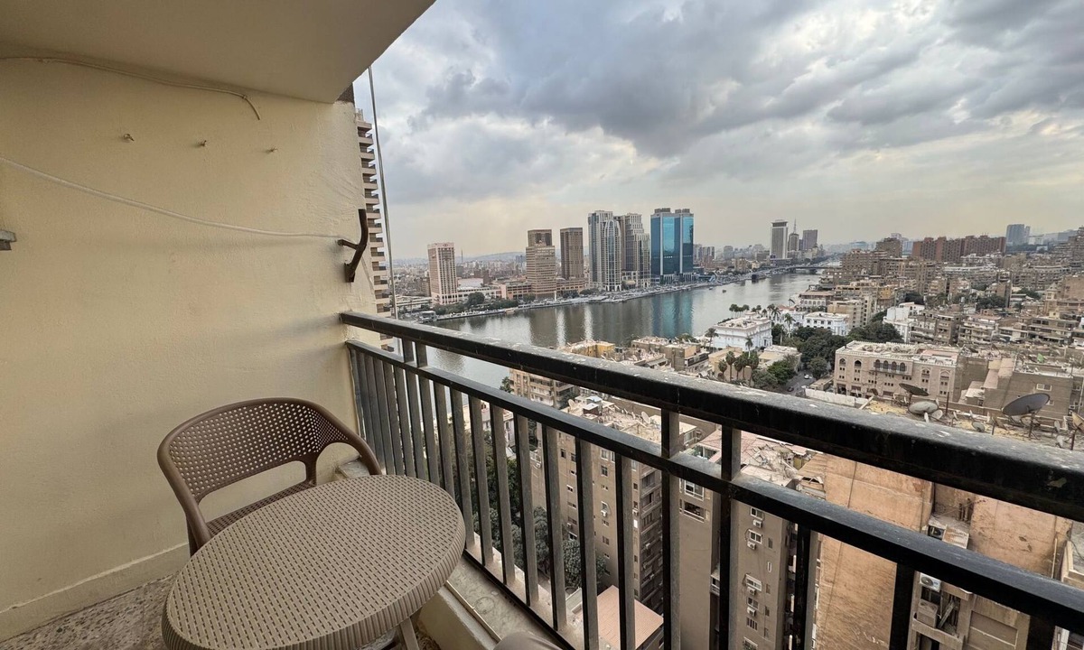 Zamalek Apartment | Fenster der Wohnung mit Blick auf den Nil in Kairo by Interhome
