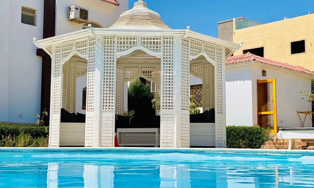Village Road Villa | Gemütliche Ferien Villa Bordeaux mit 2 Pools, in Hurghada am Roten Meer