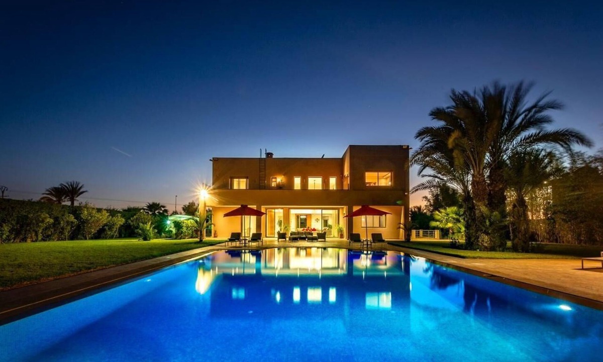 Annakhil Villa | Gorgeous 6 rooms villa : Spacious green space with a huge pool