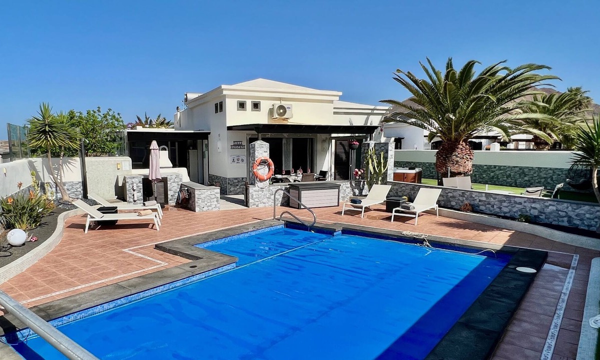 Montana Roja Villa | Holiday home / villa in Montana Roja, Playa Blanca, Lanzarote (dogs welcome)..,