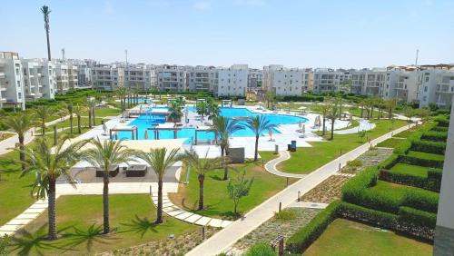 Sidi Abd El-Rahman Apartment | Luxury Coastal Chalet with Rooftop Amwaj - 2 bedroom - 2 bathroom - Sidi Abdelrahman - El Alamein
