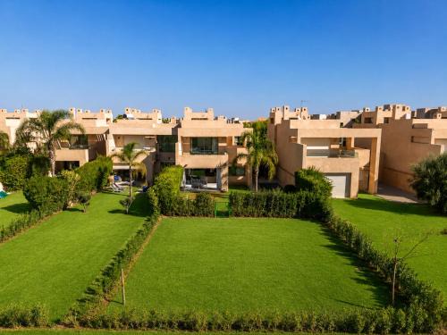 Menara Villa | Luxury Villa Private Pool & Golf View 7 min to center