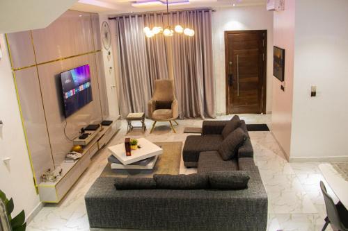 Ofin Hotel | Spacious 4 Bedroom With Fast WIFI 24hours Light and Secured, Close to Lekki Conservation