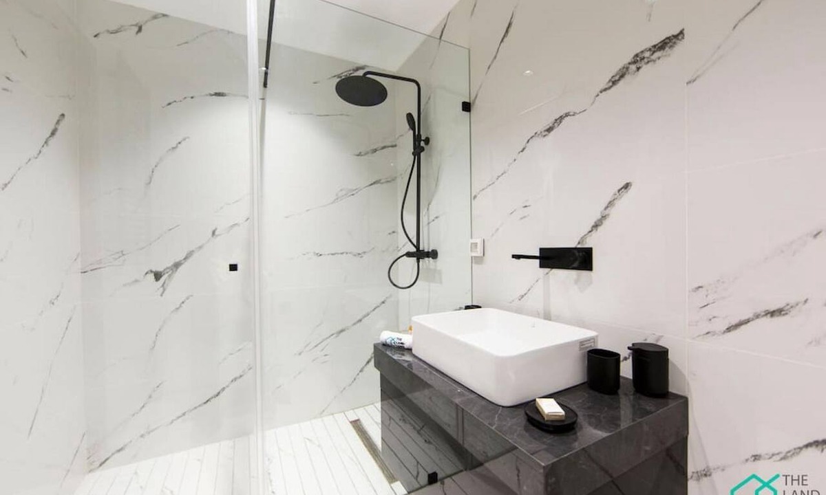 Les Berges du Lac Apartment | SUNSET 201: Luxury 2bds with gym