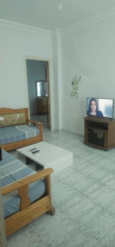 Monastir Apartment | une chambre, un salon, cuisine et balcon