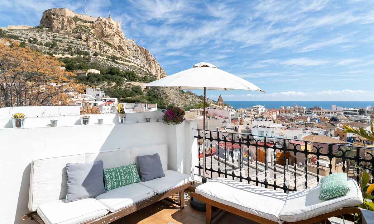 Alicante City Centre House | Vacation Home "Casita Kunterbunt" with Sea View, Terrace & Wi-Fi