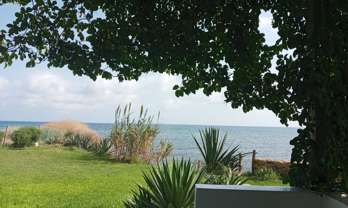 Aousja Villa | Villa, feet in the water