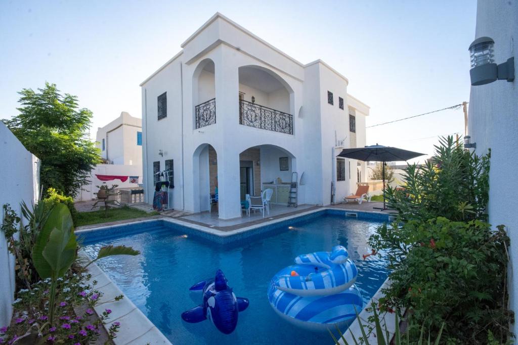 Erriadh Villa | Villa meublée avec piscine et abri de voiture