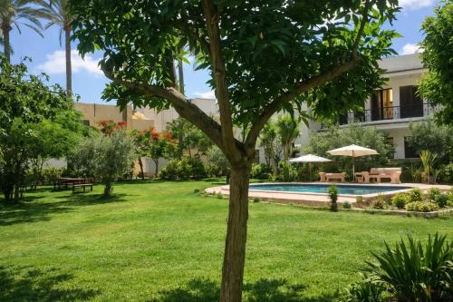Al-'Amriyah Villa | White Family Villa - Private Pool - AC - Very Big Garden - 5 bedrooms - 5- Min Walk to Beach