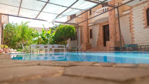 Al-'Amriyah Villa | Yellow Family Villa - Private Pool - AC- 5 Min Walk to Beach -