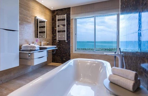 Les Berges Du Lac II Hotel | 360 m² Hotel ∙ 4 bedrooms ∙ 127 guests