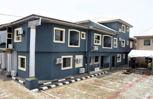 Epetu House | Beautiful 1 Bed, Living Room in a Hotel Penthouse