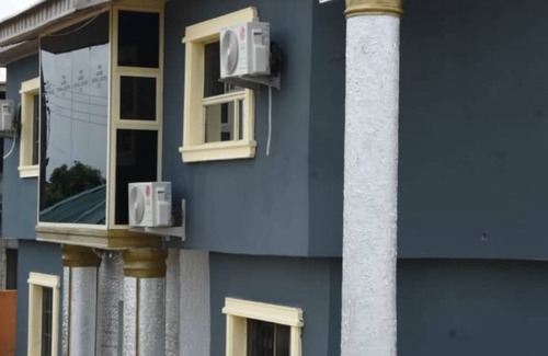 Epetu House | Beautiful 1 Bed, Living Room in a Hotel Penthouse