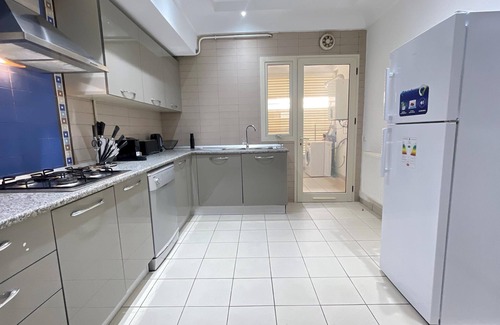 Les Berges Du Lac II Apartment | Black & White: Modern & Spacious