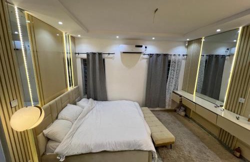 Loburo House | Spacious elegant 3 Bedroom Bungalow in RCCG Camp Mowe WiFi AC Solar