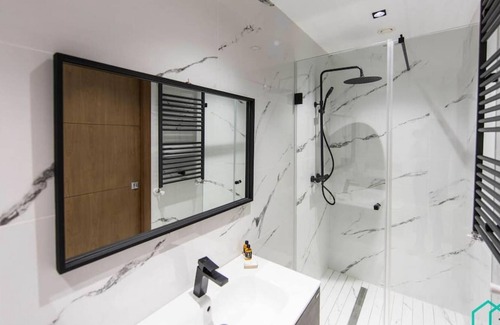 Les Berges du Lac Apartment | Sunset 204 Luxury 2bds with Gym
