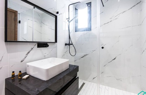 Les Berges du Lac Apartment | Sunset 204 Luxury 2bds with Gym
