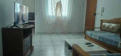 Monastir Apartment | une chambre, un salon, cuisine et balcon