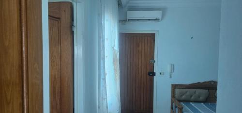 Monastir Apartment | une chambre, un salon, cuisine et balcon