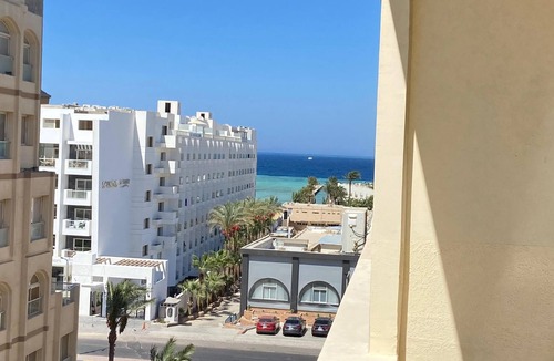 Corniche Road-Dahar Apartment | طريق البحر عرابيا, امام مستشفي السلام بجوار فلورينزا 50