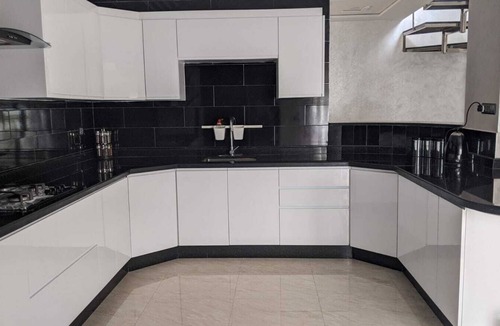 Marina Apartment | 2 Bed Flat - Sleeps 5 - Pets - Pool - Parking