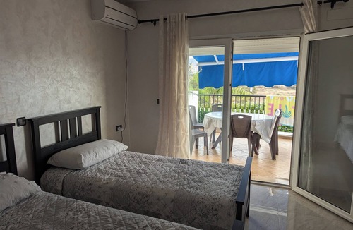 Marina Apartment | 2 Bed Flat - Sleeps 5 - Pets - Pool - Parking