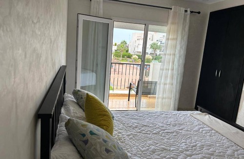 Marina Apartment | 2 Bed Flat - Sleeps 5 - Pets - Pool - Parking