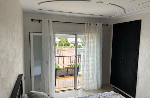 Marina Apartment | 2 Bed Flat - Sleeps 5 - Pets - Pool - Parking