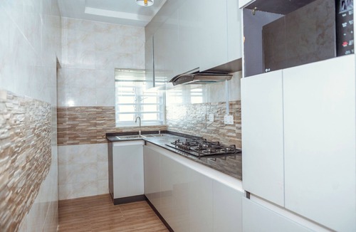 Benin City Apartment | 2025-Built Lavish 3BR Gated Flat in GRA Benin City—24/7 Solar Power & Security!