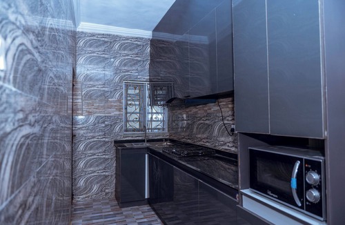 Benin City Apartment | 2025-Built Lavish 3BR Gated Flat in GRA Benin City—24/7 Solar Power & Security!