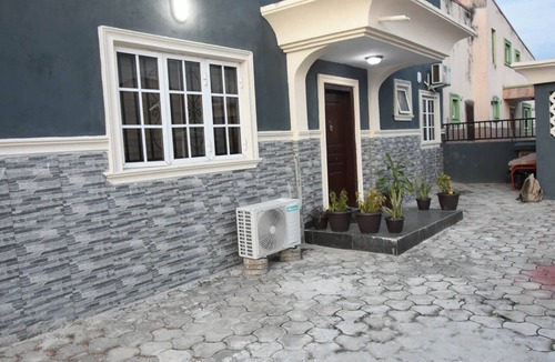 Epetu House | 3 Bedroom Short Let Apartment @ Mayfair Gardens Estate