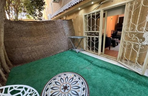 Bulaq ad Dakrur Apartment | 821 · 2BR Townhouse, Bath, TV, Backyard