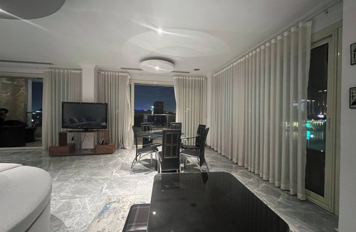 Al Duqqi Apartment | ALSAWAH Premium 3 En-Suites Nile Residence