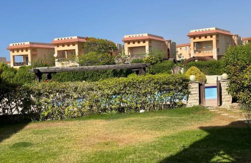 Iking Maryut House | Amazing standalone Villa with 4 master rooms, private Garden, and pool