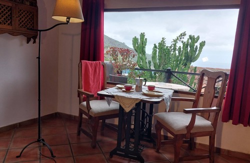 El Guincho Apartment | Apartamentos Monasterio de San Antonio - Rustikals Apartment mit Balkon und Meerblick