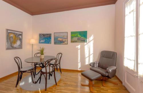 La Nova Esquerra de l'Eixample Apartment | Apartment Eixample Esquerre Arago Rocafort by Interhome