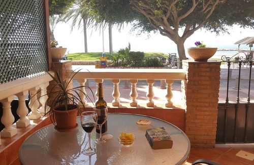 El Palo Apartment | APT.1ST LINE BEACH. AT STREET LEVEL. 2 BEDROOMS/4 PERSONS. WIFI AND NETFLIX.